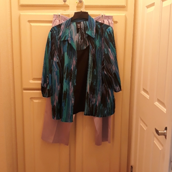 Top is George & Pants are Alfred Dunner Other - 2 Piece outfit